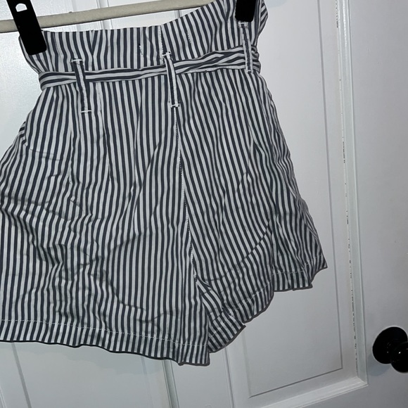 Abercrombie High Waisted Striped Paper Bag shorts - Picture 3 of 4